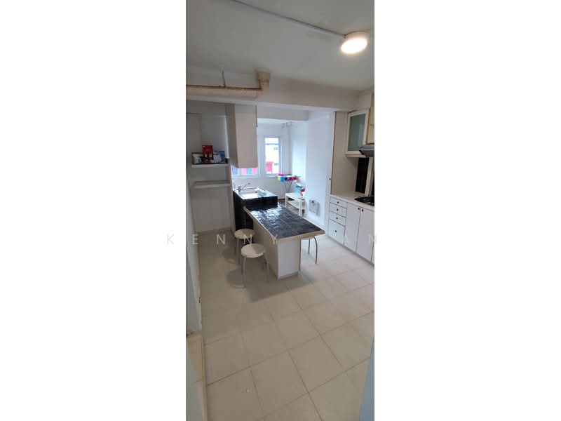 102 Henderson Crescent photo 3