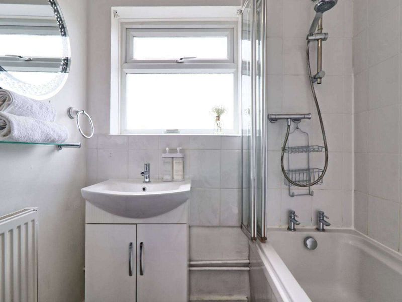 3 bed shared accommodation to rentHavering, UK RM12 photo 3