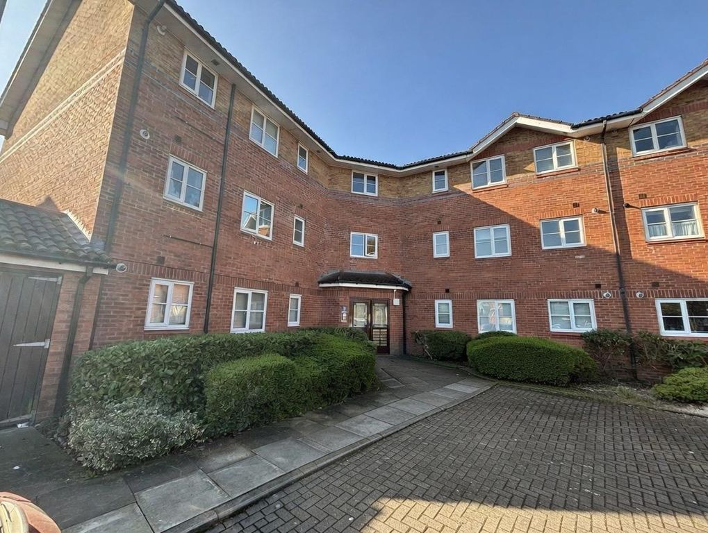 2 bed flat to rentHowty Close, Wilmslow SK9