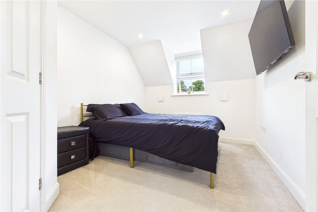 Additional image 7 of 2 bed flat to rentHutton Close, Newbury, Berkshire RG14