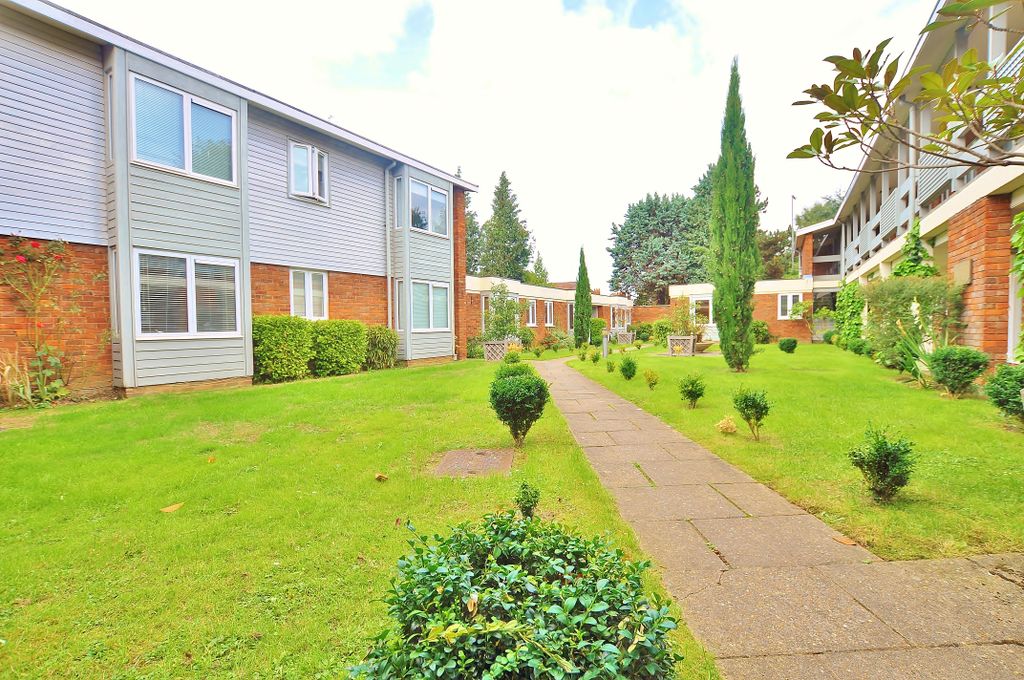1 bed flat to rentMathon Court, Cross Lane, Guildford, Surrey GU1