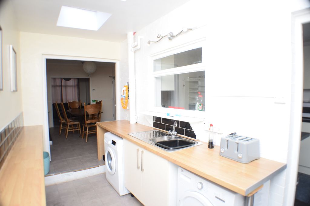 Additional image 4 of 5 bed shared accommodation to rentTaunton Road, Bridgwater TA6
