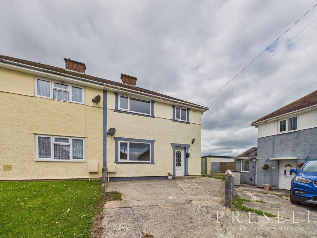3 bed semi-detached house to rentThe Close, Johnston, Haverfordwest, Pembrokeshire SA62