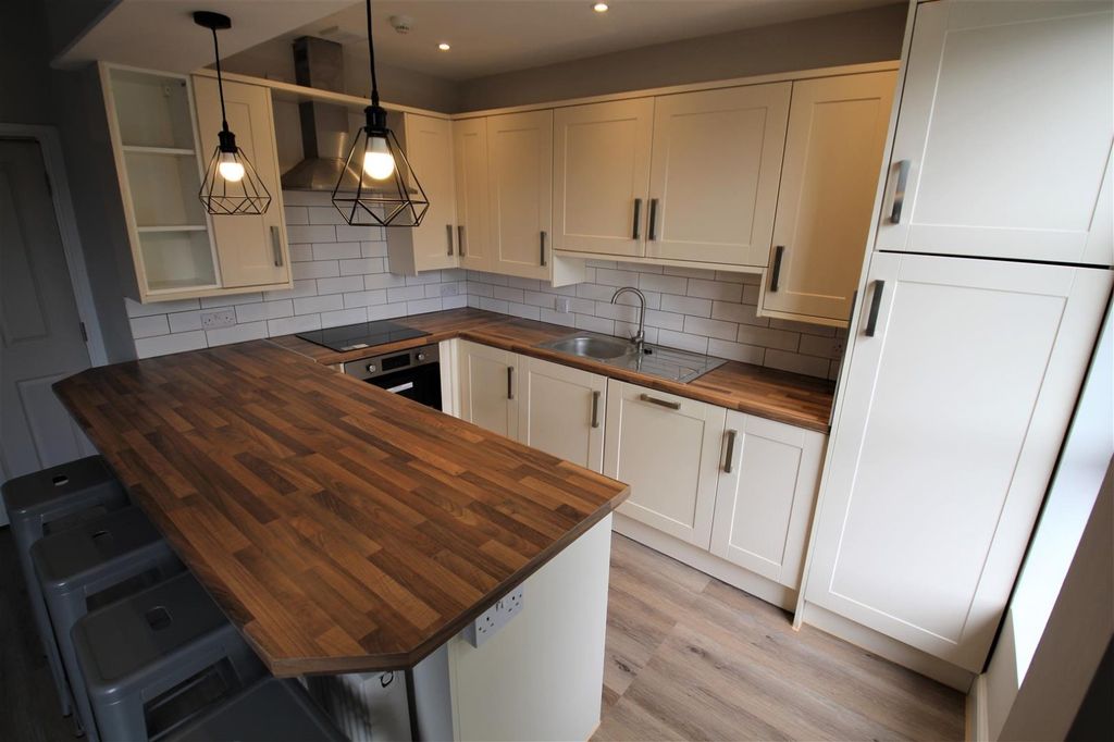 Additional image 2 of 5 bed flat to rentCliff Road, Woodhouse, Leeds, West Yorkshire LS6