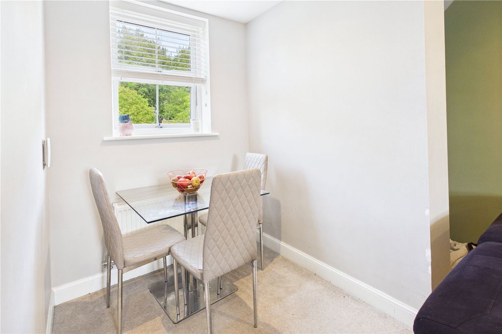 Additional image 4 of 2 bed flat to rentHutton Close, Newbury, Berkshire RG14