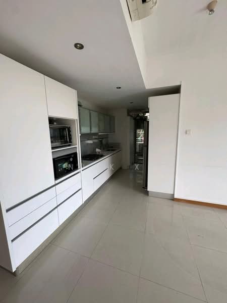 21 Leonie Hill photo 3