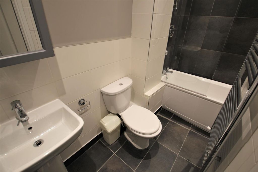 Additional image 14 of 4 bed flat to rentCliff Road, Woodhouse, Leeds, West Yorkshire LS6