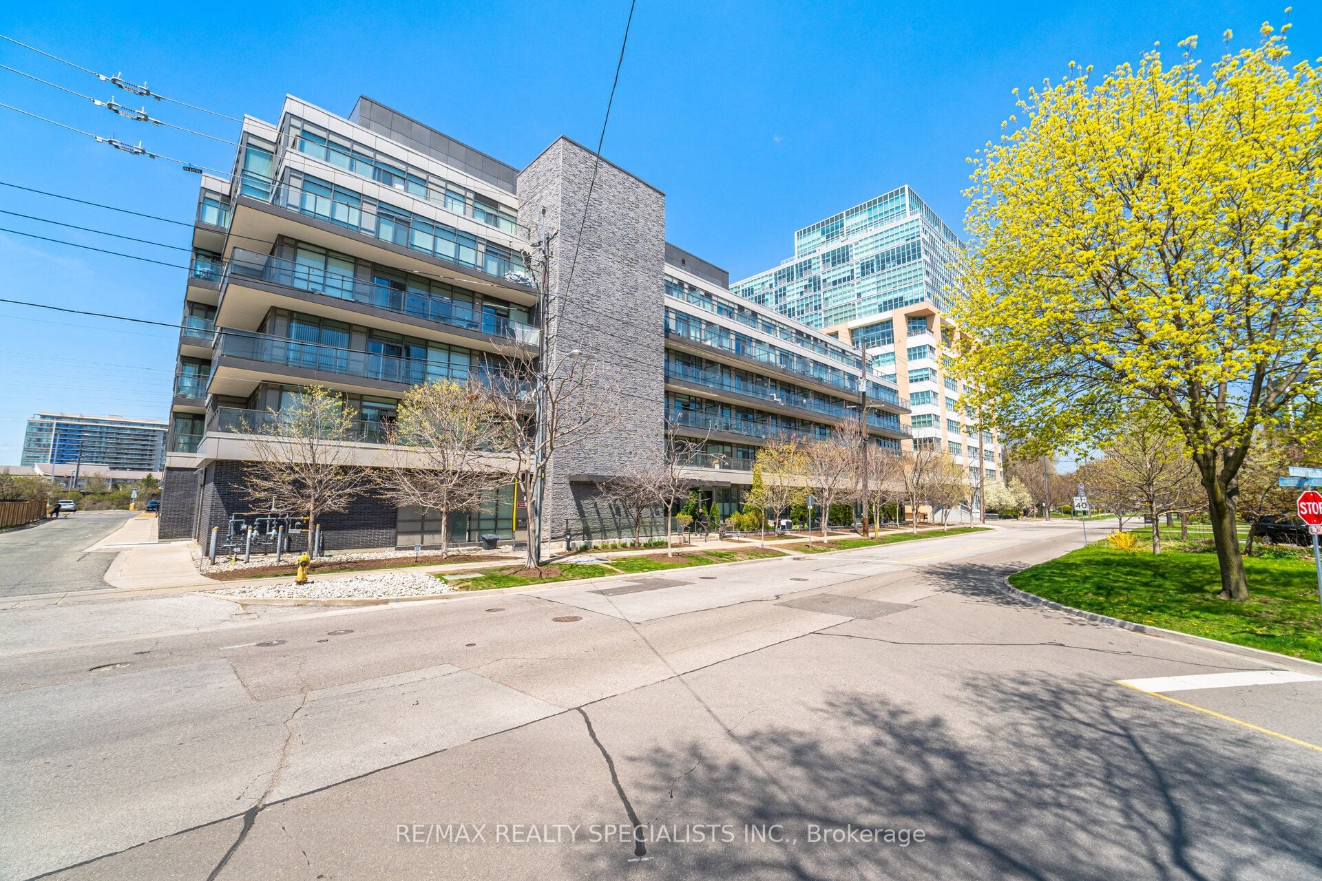 613-8 Fieldway Road, Toronto, ON, M8Z 3L1