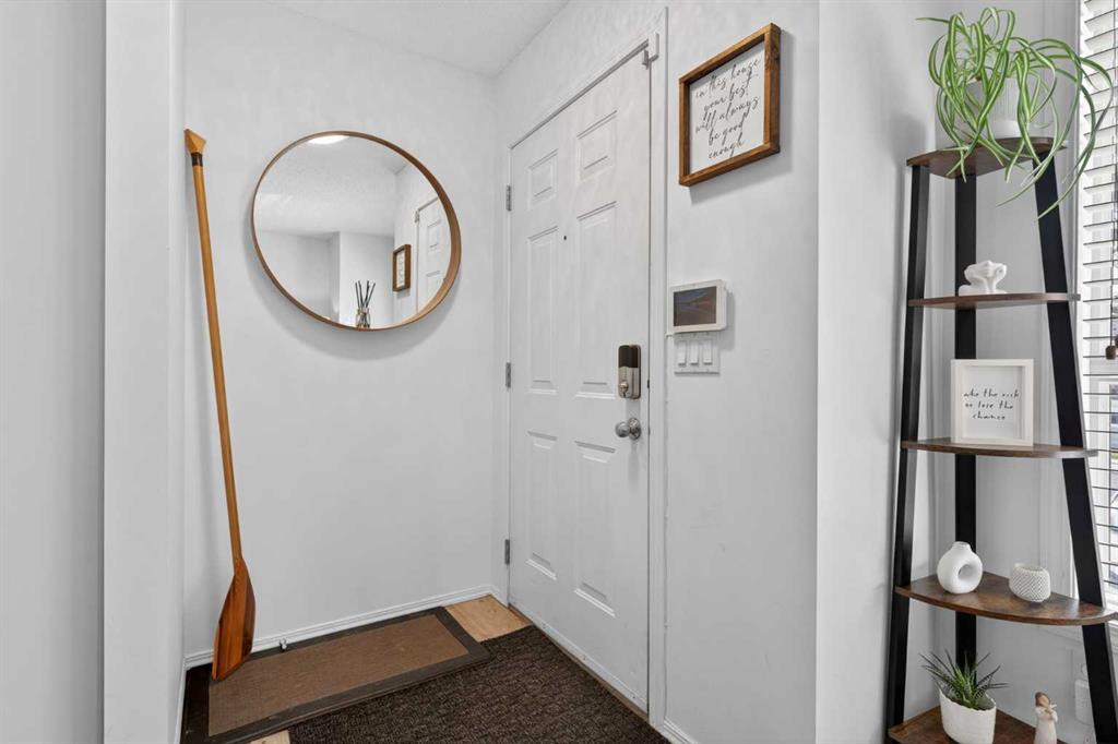 Additional image 4 of 32 Erin Woods Court SE, Calgary, AB, T2B 3V6