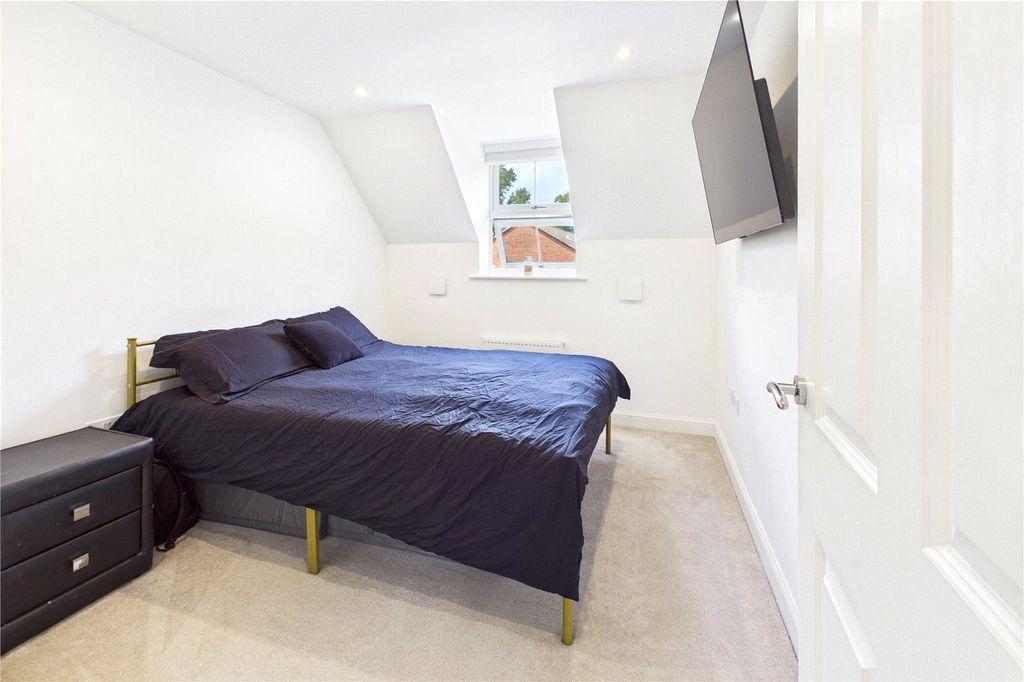 Additional image 5 of 2 bed flat to rentHutton Close, Newbury, Berkshire RG14