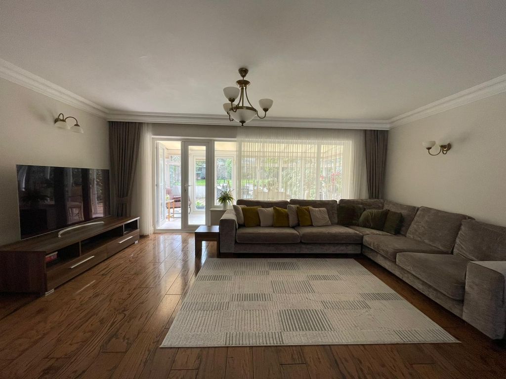 5 bed terraced house to rentLodge Close, Chigwell IG7