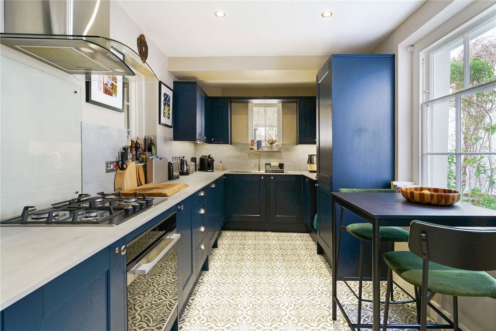 Additional image 2 of 2 bed flat to rentRoyal Crescent, Cheltenham, Gloucestershire GL50