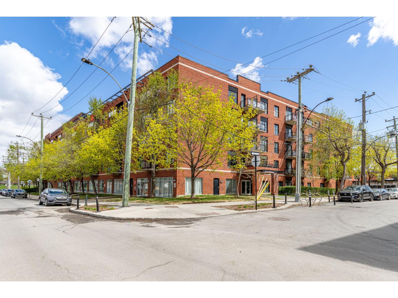 2323 Rue Le Caron
