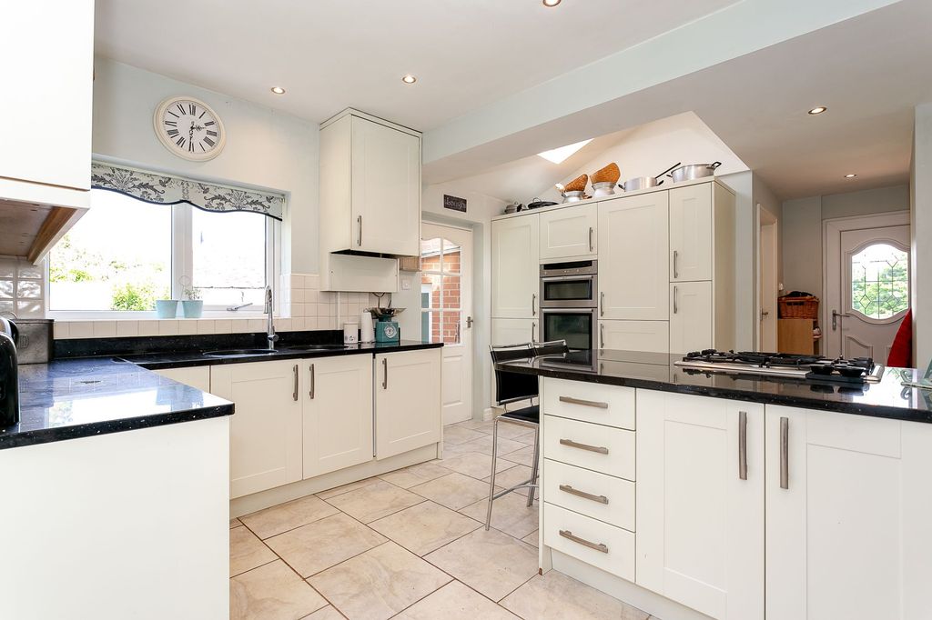 Additional image 3 of 4 bed semi-detached house to rentAlmsford Avenue, Harrogate HG2