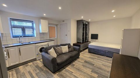 Charlton Road, London N9, Studio to rent
