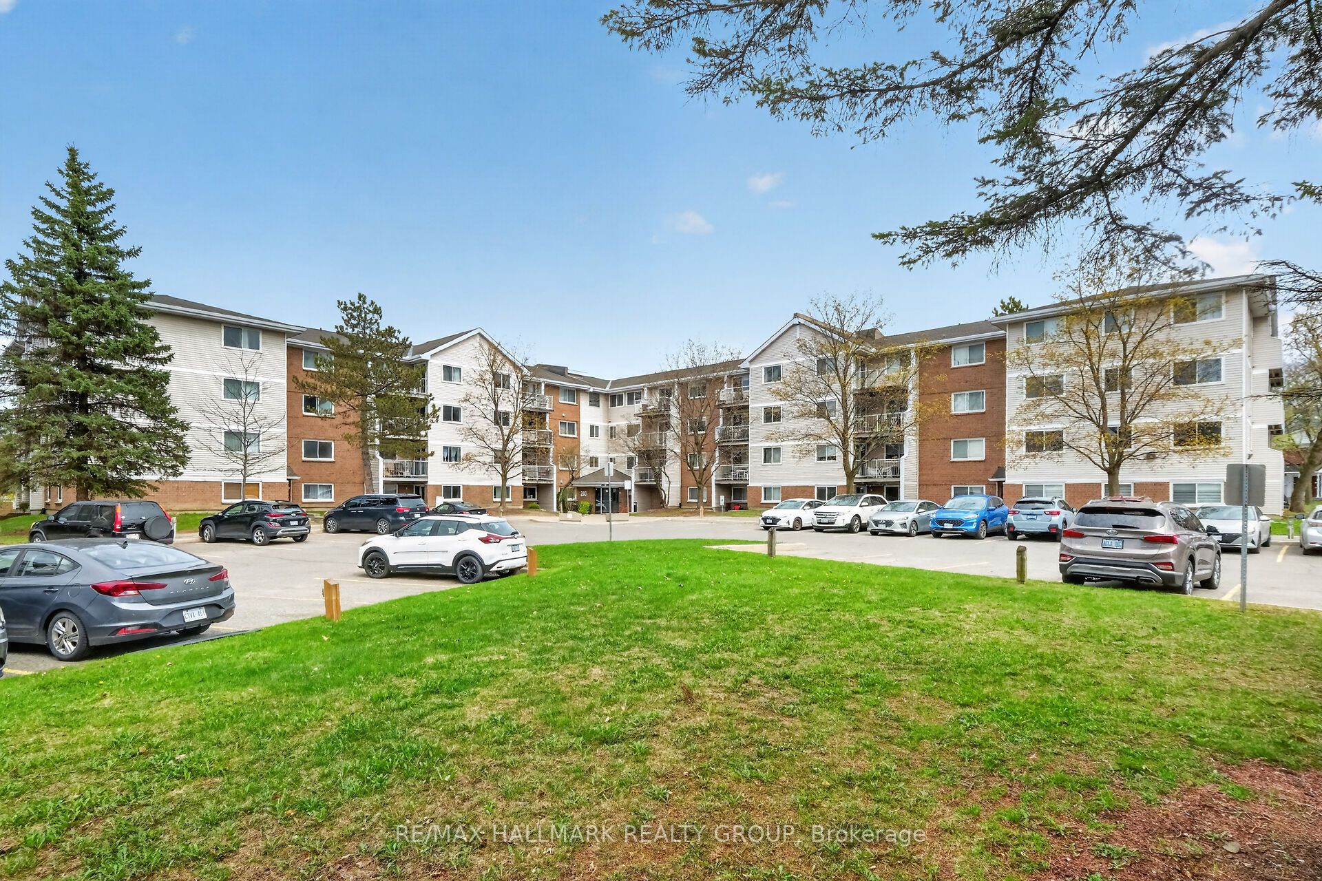 102-280 Brittany Drive, Ottawa, ON, K1K 4M4