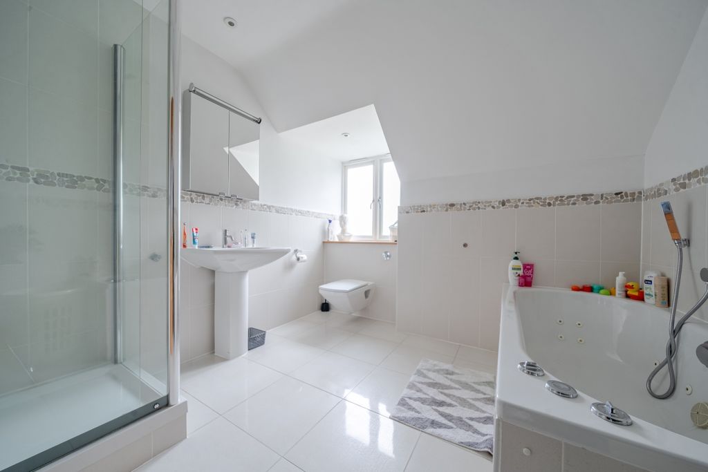 Additional image 14 of 6 bed detached house to rentPenn Road, Knotty Green, Beaconsfield HP9