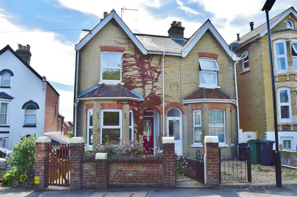 2 bed semi-detached house to rentPark Road, Cowes PO31