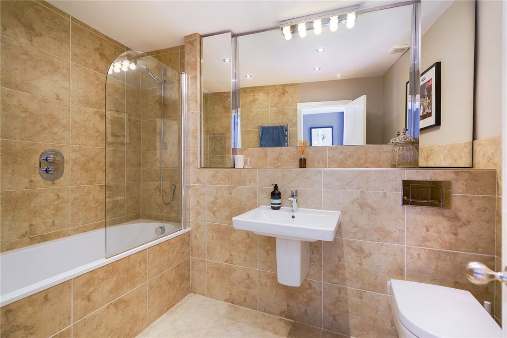 Additional image 5 of 2 bed flat to rentRoyal Crescent, Cheltenham, Gloucestershire GL50