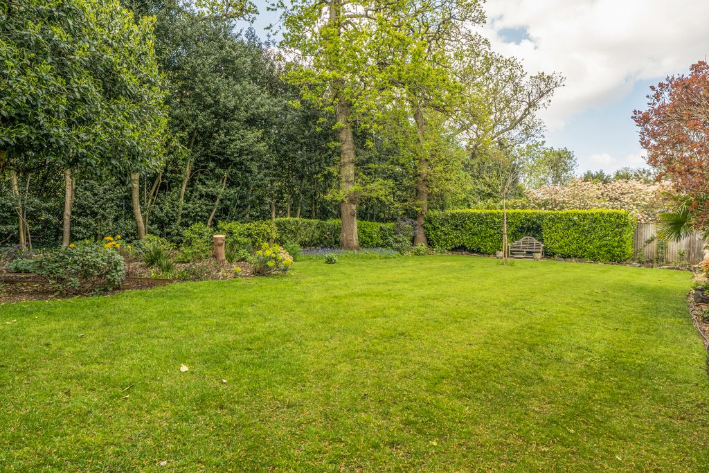 Additional image 19 of 3 bed flat for saleSouth Park Crescent, Gerrards Cross, Buckinghamshire SL9