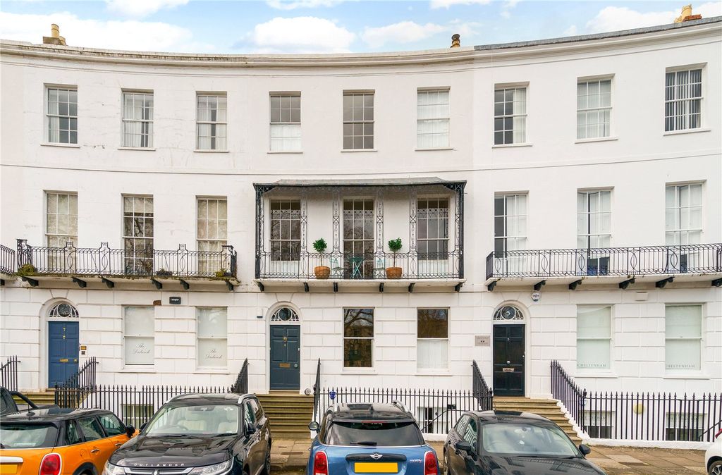 2 bed flat to rentRoyal Crescent, Cheltenham, Gloucestershire GL50