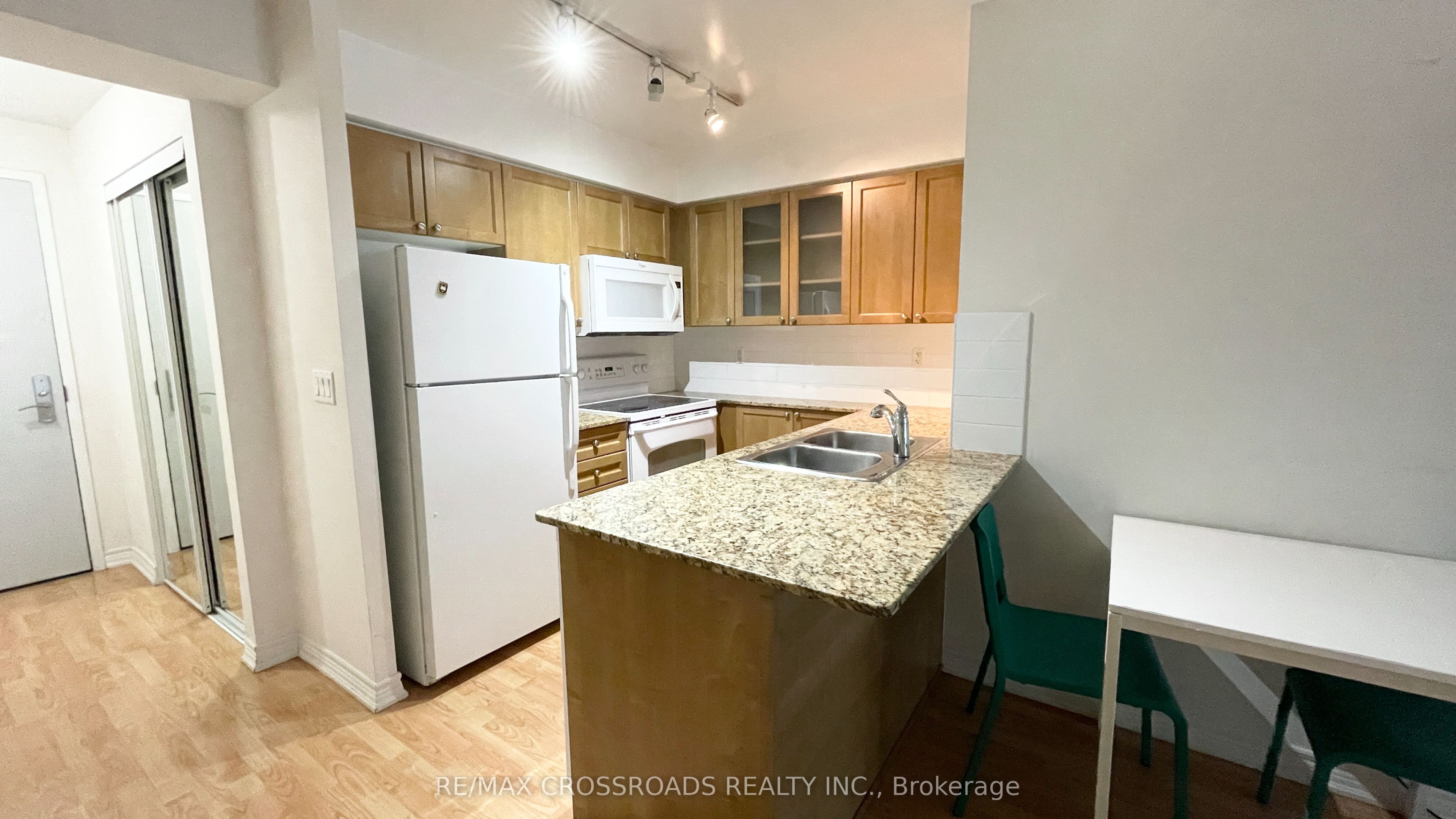 Additional image 5 of 806-761 Bay Street, Toronto, ON, M5G 2R2