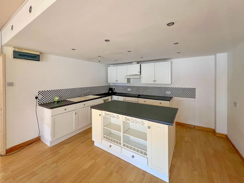 2 bed flat to rentGround Floor 2 Bedroom Flat, Express House, Howsell Road WR14 photo 4