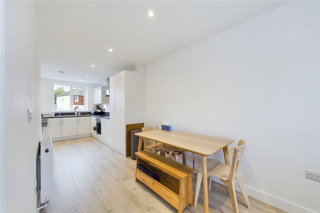 Additional image 6 of 3 bed town house to rentTurnpike Road, Newbury, Berkshire RG14