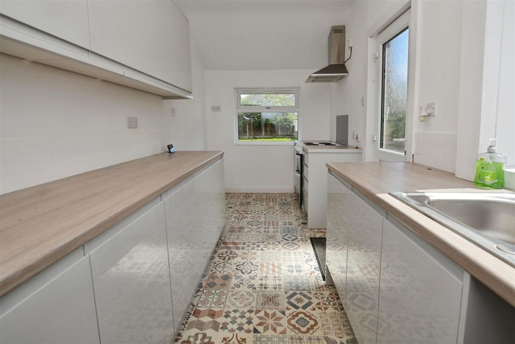 Additional image 2 of 3 bed semi-detached house to rentStockshill Road, Scunthorpe DN16