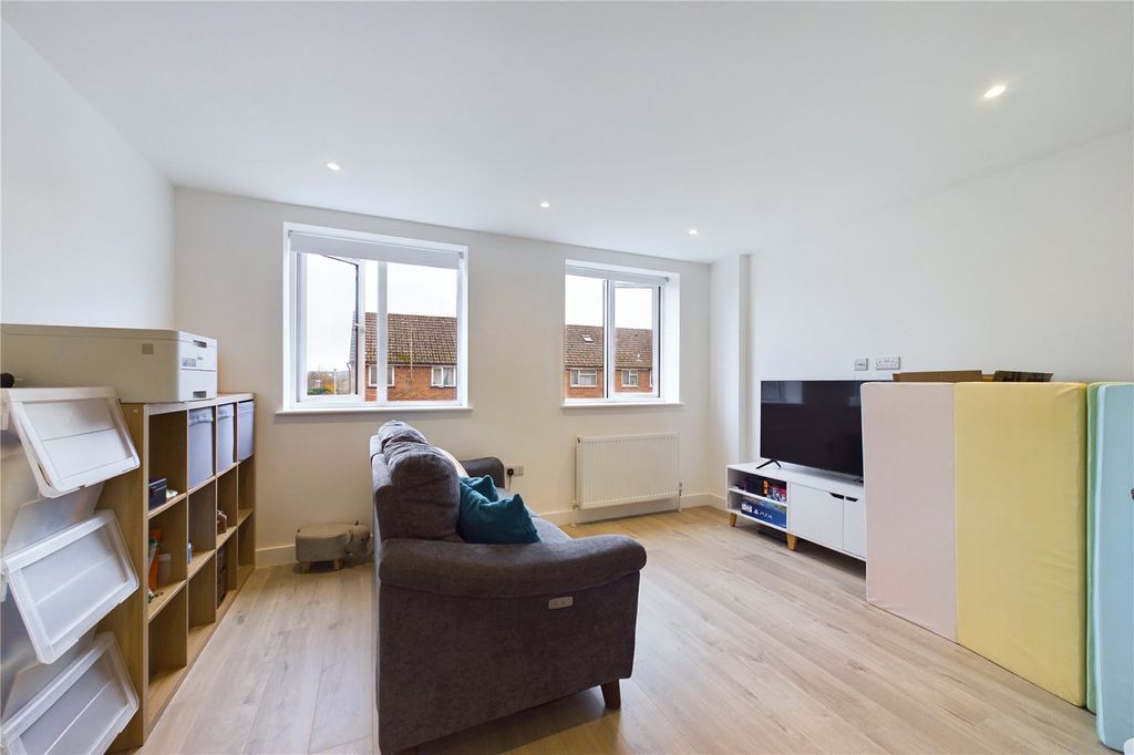 Additional image 5 of 3 bed town house to rentTurnpike Road, Newbury, Berkshire RG14