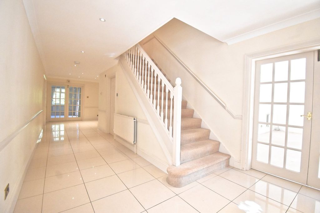 Additional image 2 of 5 bed detached house to rentBeech Close, Cobham KT11