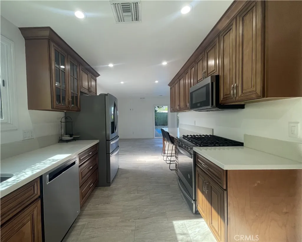 Additional image 7 of 23507 Sylvan St, Woodland Hills, CA 91367