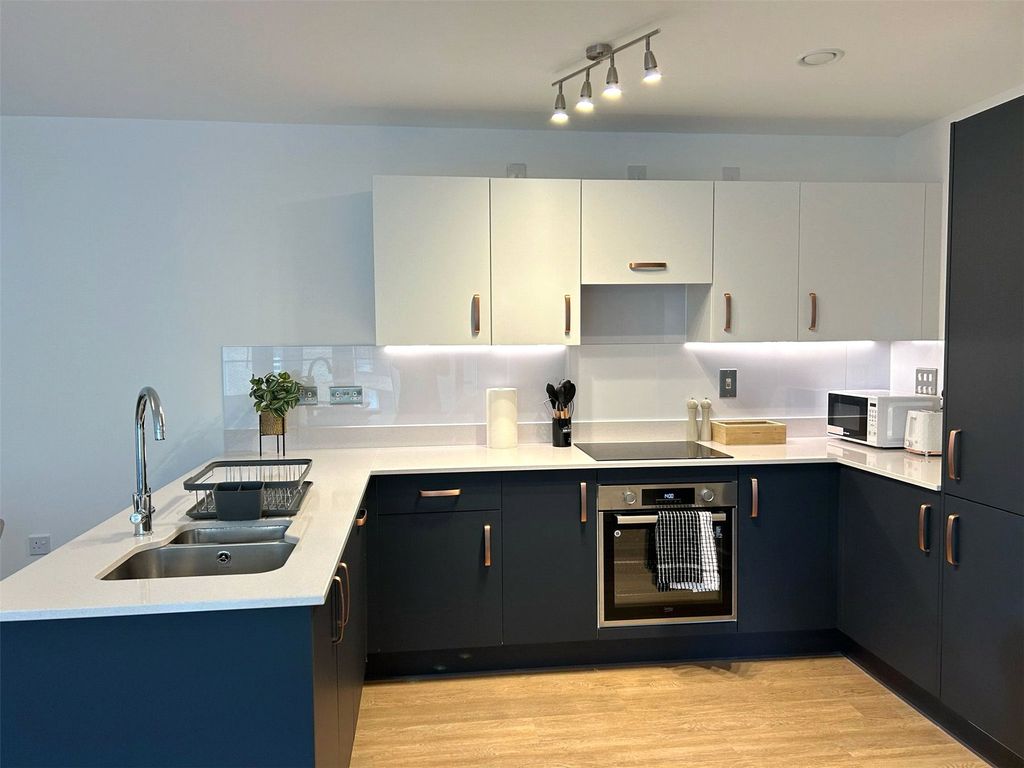 2 bed flat to rentLeaping Birds Rise, Walton-On-Thames, Surrey KT12
