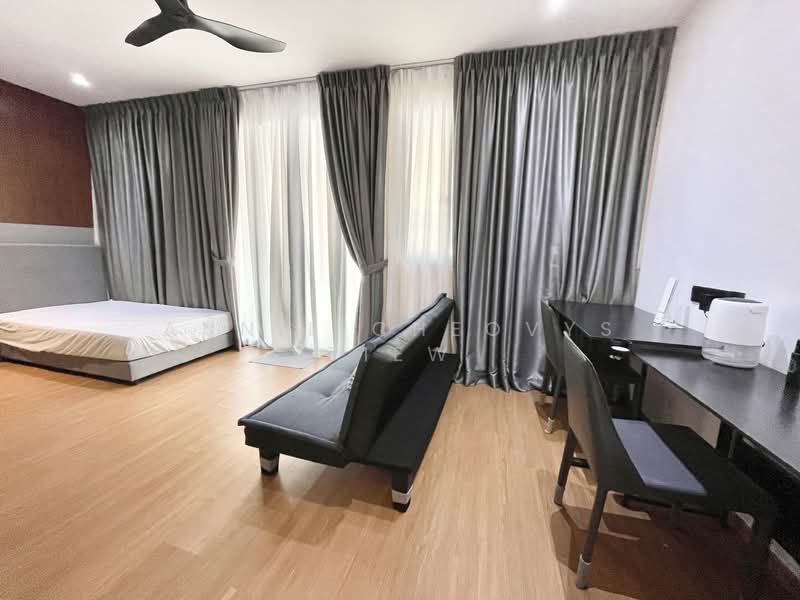 Kovan MRT spacious master bedroom with balcony!