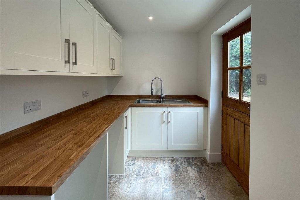 Additional image 9 of 4 bed barn conversion to rentClaydon, Mockbeggars IP6
