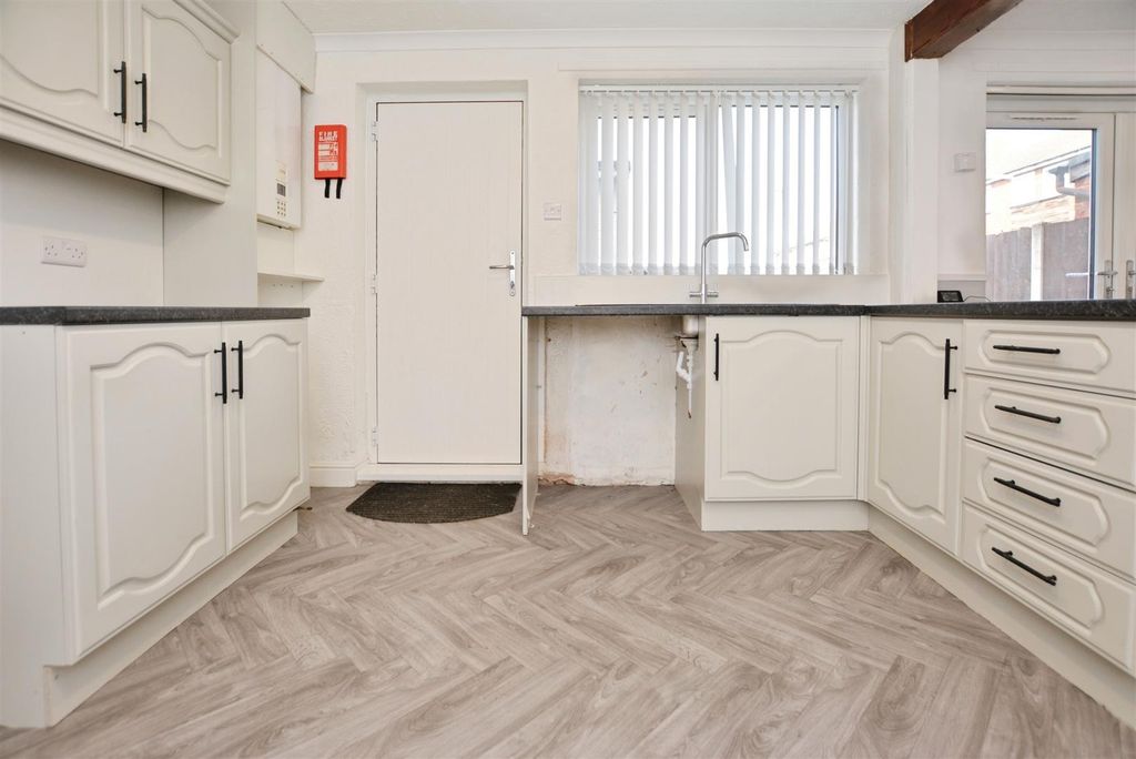 Additional image 2 of 3 bed terraced house to rentCanterbury Close, Scunthorpe DN17