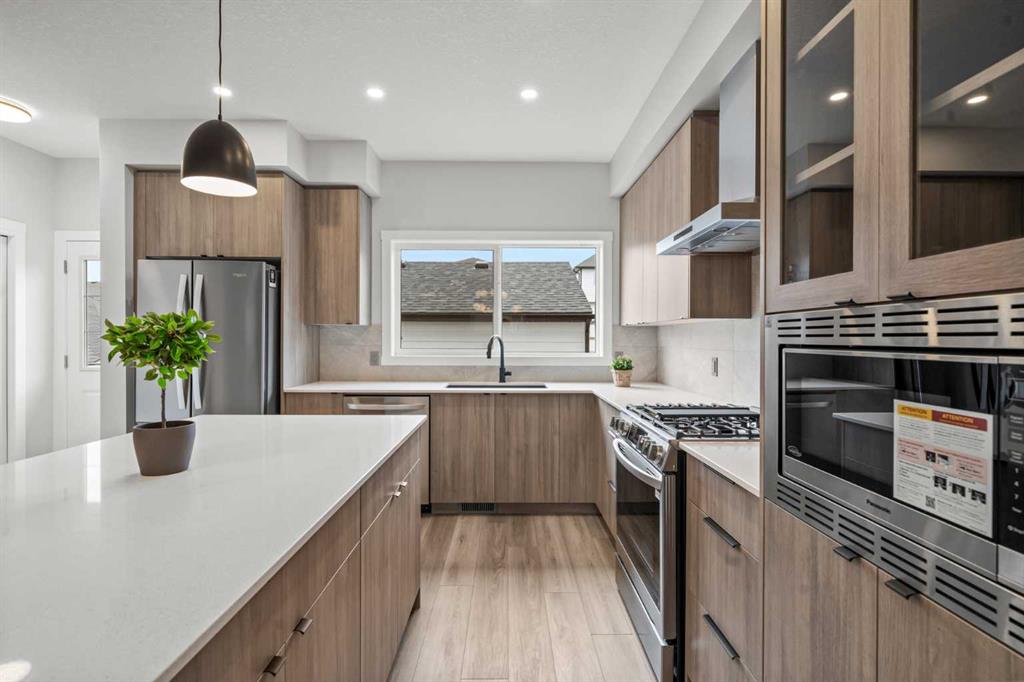 Additional image 2 of 46 Versant View SW, Calgary, AB, T2Y0S8