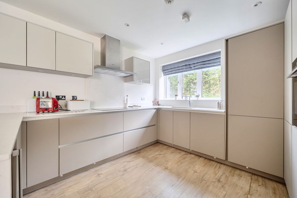 Additional image 11 of 3 bed flat for saleSouth Park Crescent, Gerrards Cross, Buckinghamshire SL9