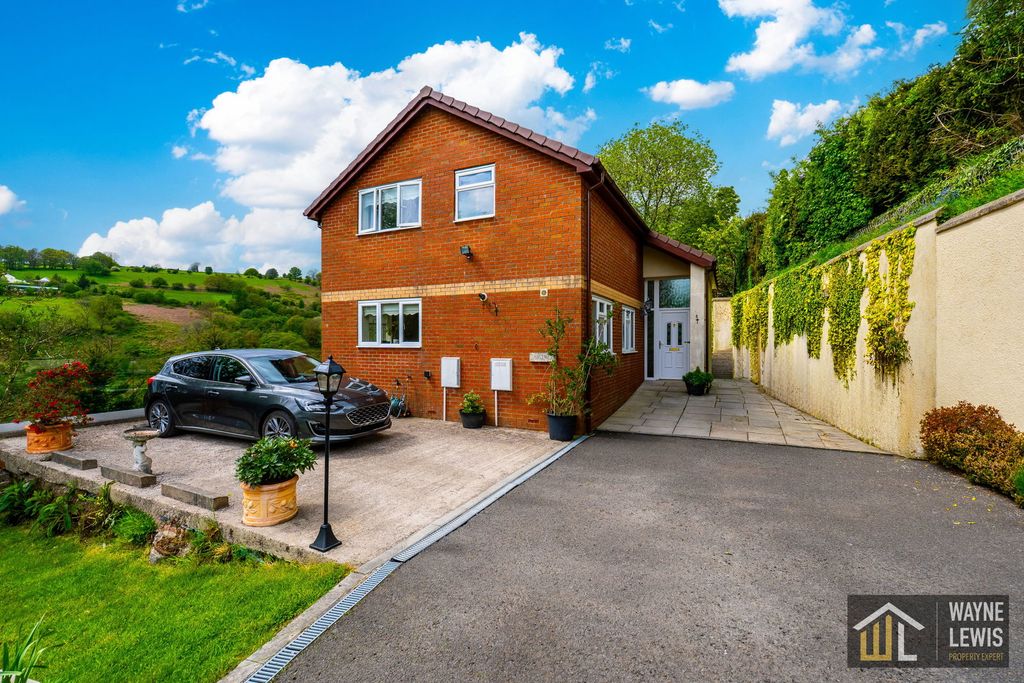3 bed detached house for saleHill View Drive, Bedlinog, Treharris CF46