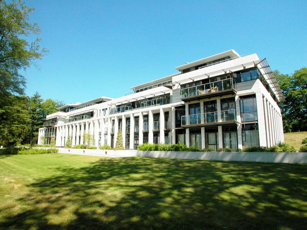 2 bed flat to rentThe Court, Charters, Charters Road, Ascot, Berkshire SL5