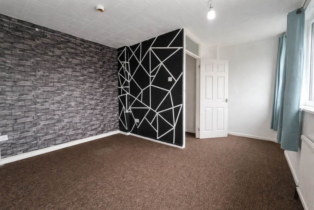 Additional image 11 of 4 bed semi-detached house to rentChertsey Close, Luton LU2