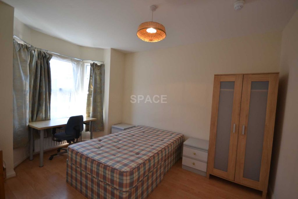 Additional image 3 of 6 bed terraced house to rentBishops Road, Reading, Berkshire RG6
