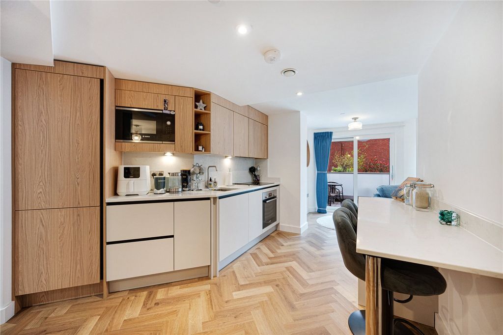 2 bed flat to rentFiremans Square, Chester, Cheshire CH1 photo 4