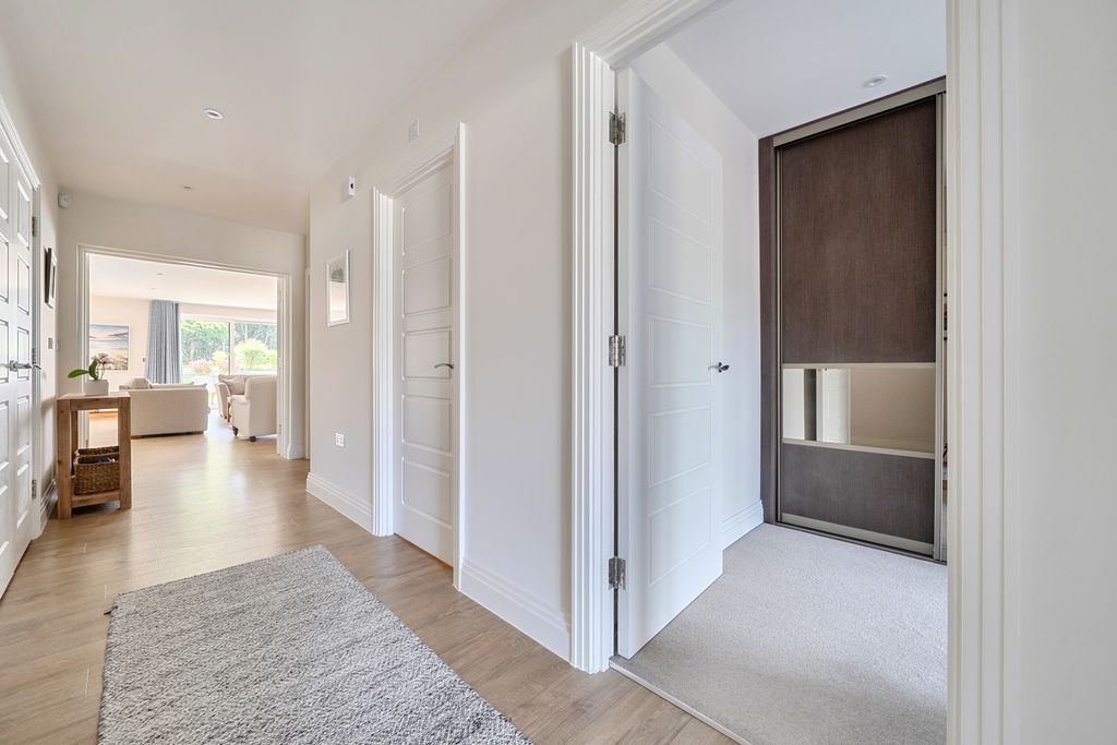 Additional image 12 of 3 bed flat for saleSouth Park Crescent, Gerrards Cross, Buckinghamshire SL9