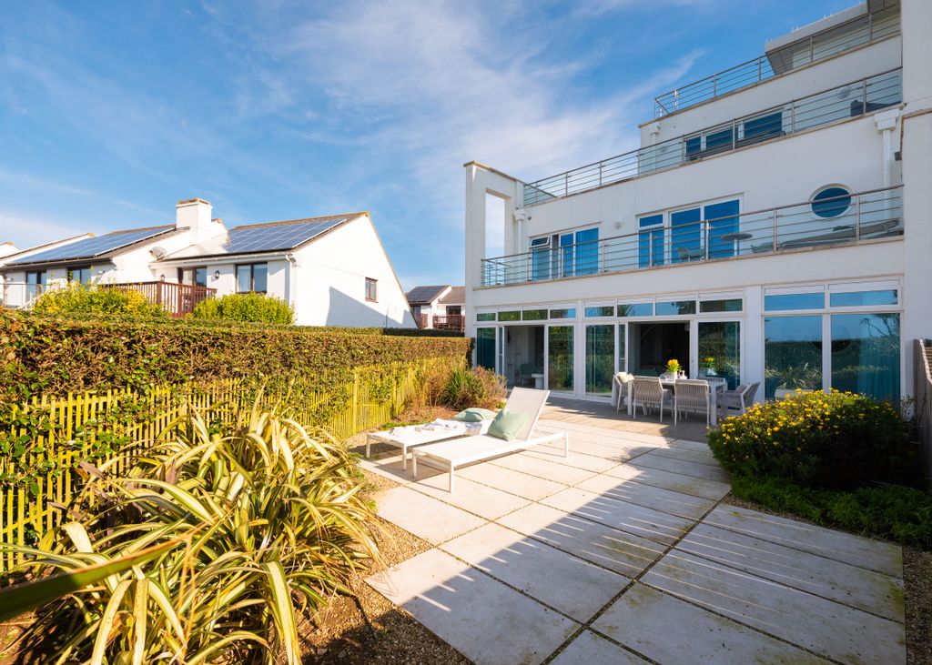 3 bed flat for saleTrebetherick PL27 photo 3