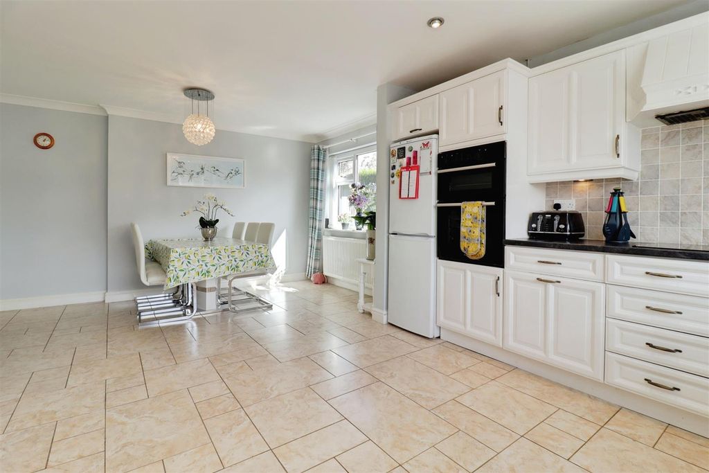 4 bed detached bungalow for saleThe Dingle, Haslington CW1 photo 5