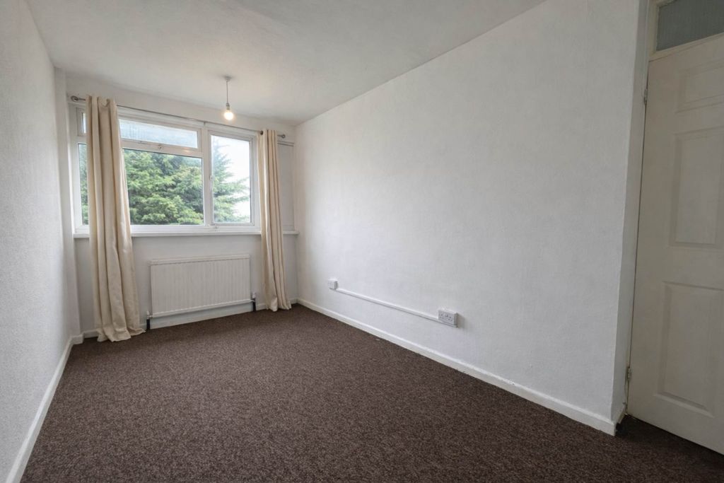 Additional image 12 of 4 bed semi-detached house to rentChertsey Close, Luton LU2