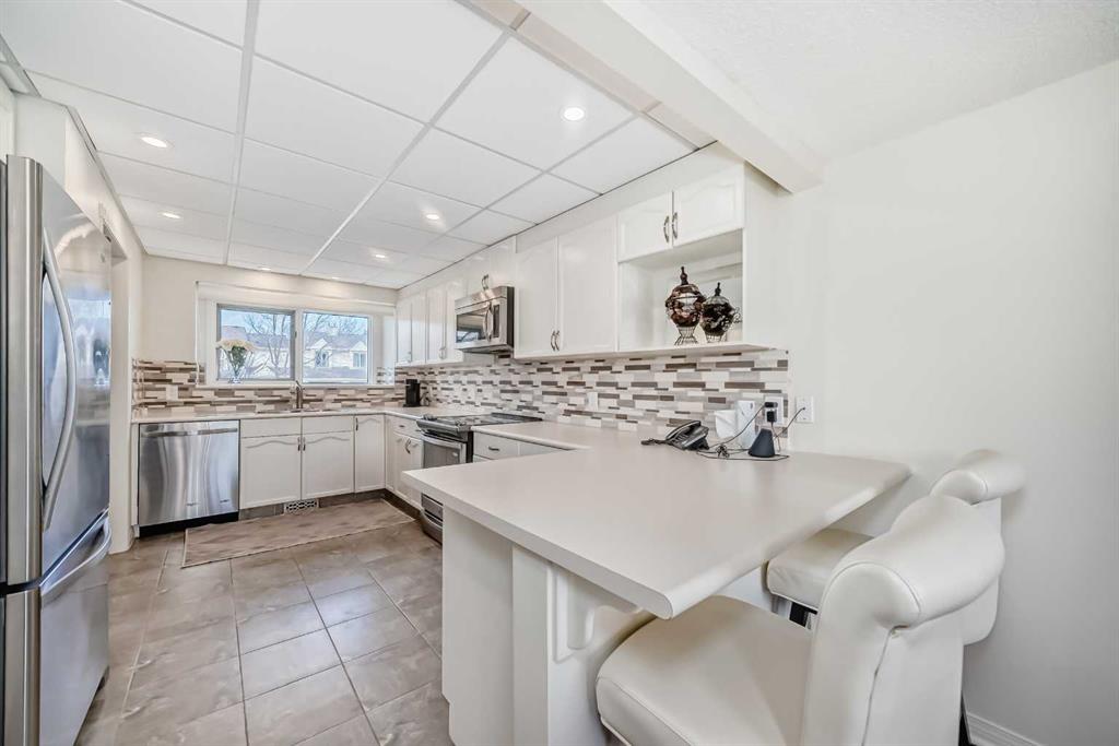 Additional image 6 of 305 Sandringham Road NW, Calgary, AB, T3K 3Z1