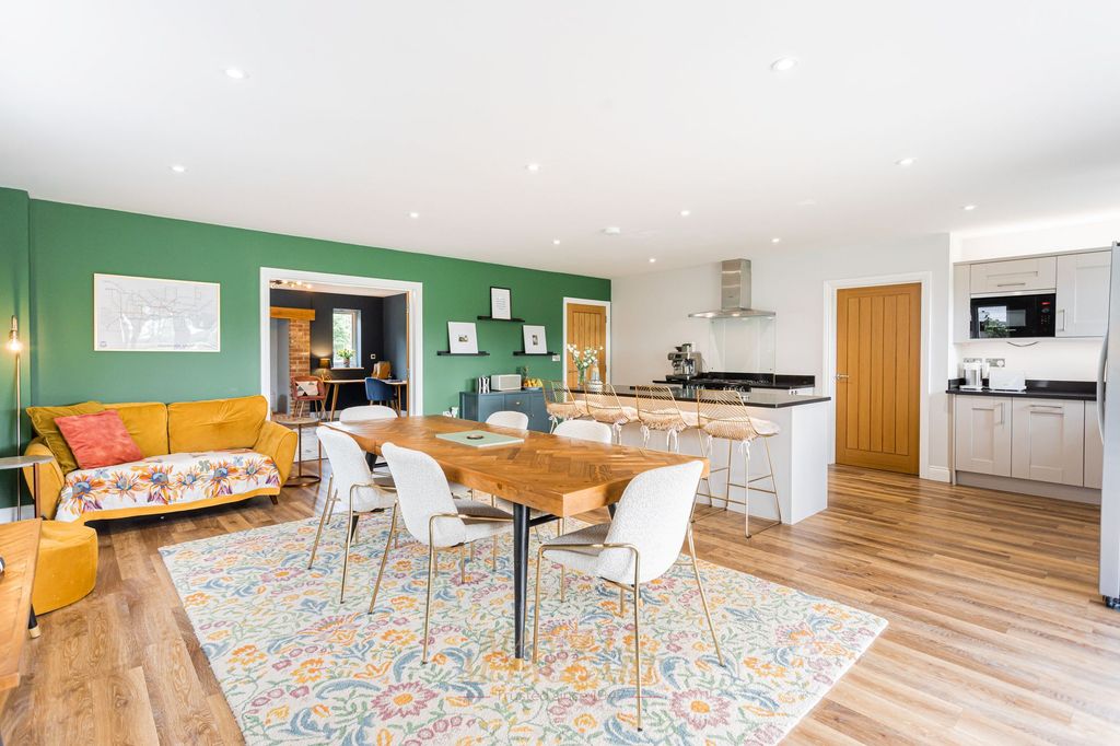 4 bed detached house to rentRowplatt Lane, Pixie Wood Farm RH19 photo 5
