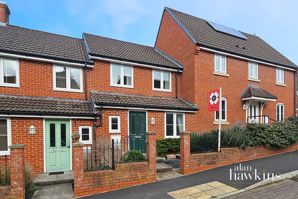 3 bed terraced house to rentBeaufort Avenue, Royal Wootton Bassett SN4